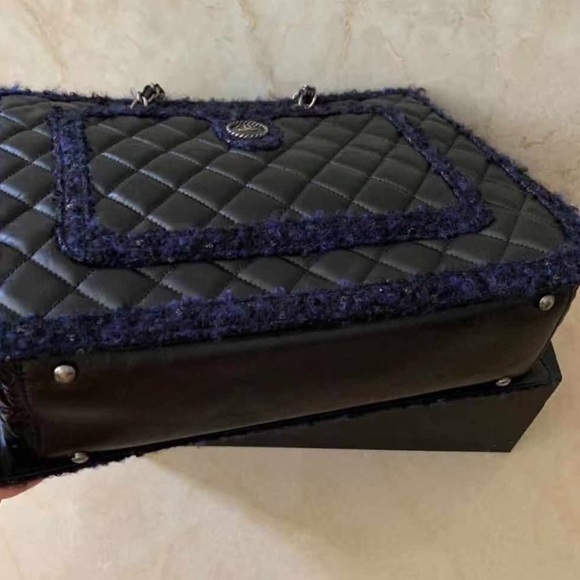 Beautiful CHANEL Shopping Tote - Picture 4 of 7